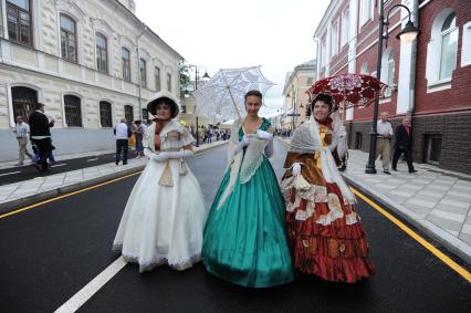 Торжественное открытие пешеходной зоны на улице Пятницкая. На снимке: девушки в старинных платьях.