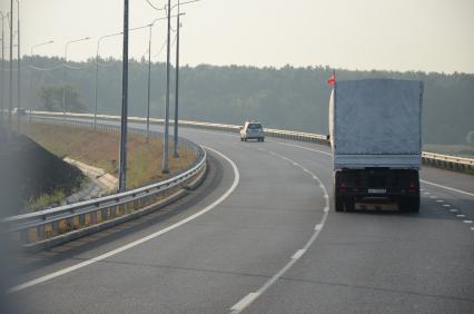 Ростовская область. На снимке: автоколонна гуманитарной помощи для жителей юго-востока Украины.