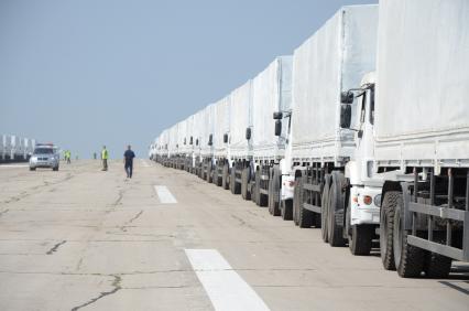 Воронеж. На снимке: автоколонна гуманитарной помощи для жителей юго-востока Украины на территории аэродрома.