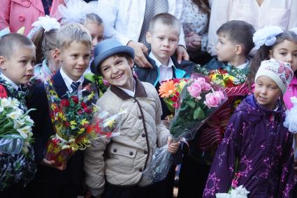 школьники начальных классов во время линейки 1 сентября.