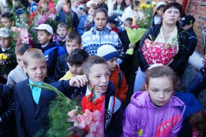 школьники начальных классов во время линейки 1 сентября.