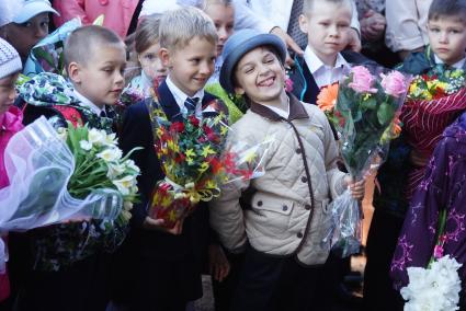 школьники начальных классов во время линейки 1 сентября.