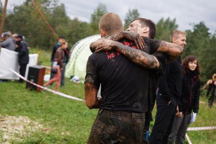 Участники грязных гонок Ural Dirty Race 2014 под Екатеринбургом  радуются на финише