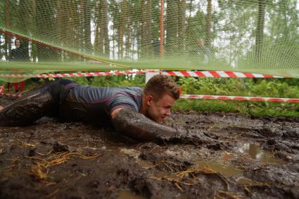 Участники грязных гонок Ural Dirty Race 2014 под Екатеринбургом  ползет по грязи