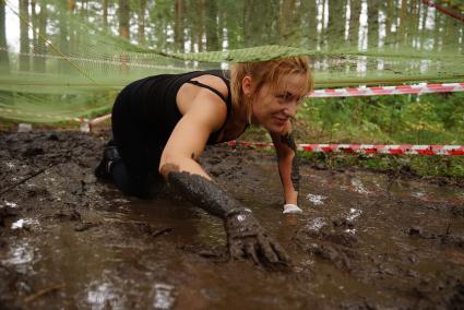 Участница грязных гонок Ural Dirty Race 2014 под Екатеринбургом  ползет по грязи