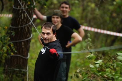 Участники грязных гонок Ural Dirty Race 2014 под Екатеринбургом  на канатной переправе