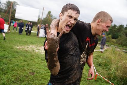 Участники грязных гонок Ural Dirty Race 2014 под Екатеринбургом  радуются на финише
