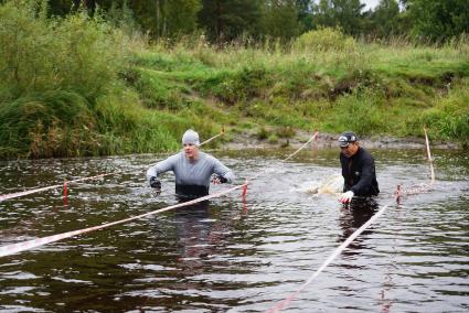 Участники грязных гонок Ural Dirty Race 2014 под Екатеринбургом  переходит речку в брод