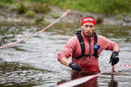 Участник грязных гонок Ural Dirty Race 2014 под Екатеринбургом  переходит речку в брод