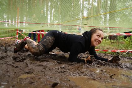 Участница грязных гонок Ural Dirty Race 2014 под Екатеринбургом  ползет по грязи