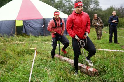 Участники грязных гонок Ural Dirty Race 2014 под Екатеринбургом  переносят бетонный брус