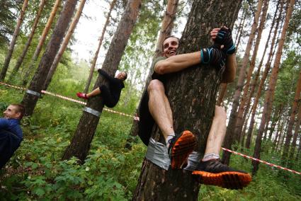 Участники грязных гонок Ural Dirty Race 2014 под Екатеринбургом выполняют задание \"Винни-Пух\", рассказывают четверостишия сидя на дереве