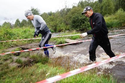 Участники грязных гонок Ural Dirty Race 2014 под Екатеринбургом  переходит речку в брод