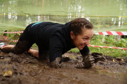 Участница грязных гонок Ural Dirty Race 2014 под Екатеринбургом  ползет по грязи