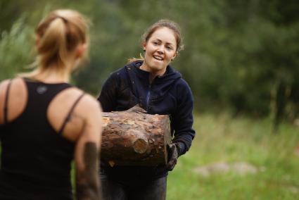 Участникца грязных гонок Ural Dirty Race 2014 под Екатеринбургом  несет полено