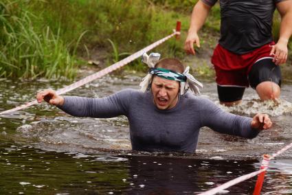 Участники грязных гонок Ural Dirty Race 2014 под Екатеринбургом  переходит речку в брод