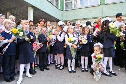 Первоклассники на линейке школы 88 в Воронеже