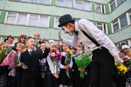 Мим дает пять первокласснику на линейке школы 88 Воронежа