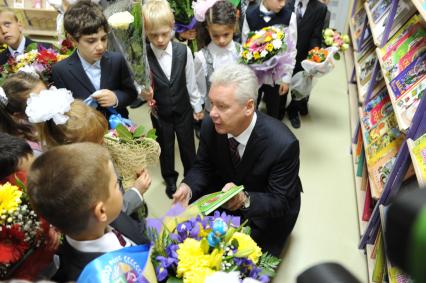 Первое сентября в Москве. Мэр Москвы посетил новую школу-новостройку № 1392. На снимке: мэр Москвы Сергей Собянин.