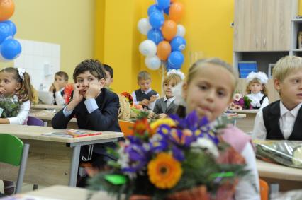 Первое сентября в Москве. Мэр Москвы посетил новую школу-новостройку № 1392. На снимке: ученики во время урока.