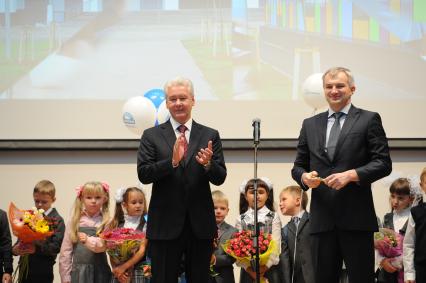 Первое сентября в Москве. Мэр Москвы посетил новую школу-новостройку № 1392. На снимке: мэр Москвы Сергей Собянин (слева) вручил ключи от школы директору Денису Бахареву.