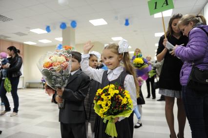 Первое сентября в Москве. Мэр Москвы посетил новую школу-новостройку № 1392. На снимке: ученики первого класса.