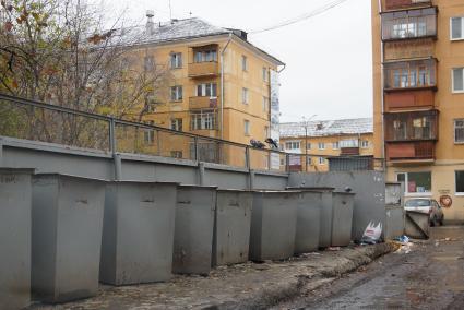 мусорные баки во дворе жилого дома