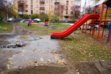 раскопаная детская площадка во дворе жилого дома