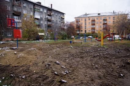 раскопаная детская площадка во дворе жилого дома