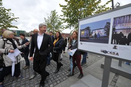 Открытие фотовыставки `Планета Москва` на Крымской набережной. На снимке: руководитель Департамента градостроительной политики Москвы Сергей Левкин (в центре).