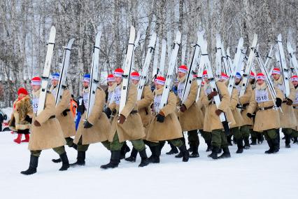 Лыжня России в Новосибирске. Солдаты в тулупах с лыжами.