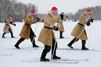 Лыжня России в Новосибирске. Солдаты в тулупах на лыжах.