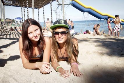 Девушки на пляже.