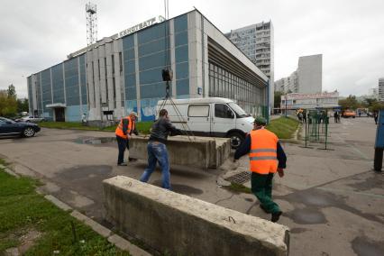 Подготовка к сносу здания кинотеатра `Таджикистан`. На месте кинотеатра построят культурно-досуговый центр КДЦ `Строгино`.