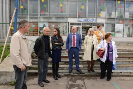 Подготовка к сносу здания кинотеатра `Таджикистан`. На месте кинотеатра построят культурно-досуговый центр КДЦ `Строгино`. На снимке: председатель комиссии Мосгордумы по культуре и массовым коммуникациям, режиссер Евгений Герасимов (второй слева).