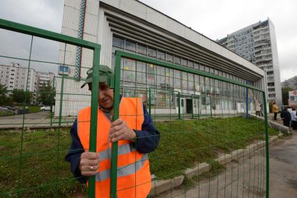 Подготовка к сносу здания кинотеатра `Таджикистан`. На месте кинотеатра построят культурно-досуговый центр КДЦ `Строгино`.