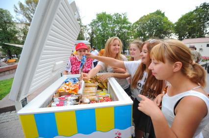 Раздача бесплатного мороженого на Тверском бульваре. На снимке: девушки берут мороженое из лотка.