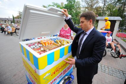 Раздача бесплатного мороженого на Тверском бульваре. На снимке: руководитель Департамента торговли и услуг г.Москвы Алексей Немерюк.
