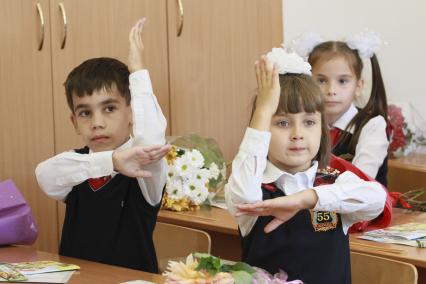 1 сентября в Барнауле, школьники за партами в классе.