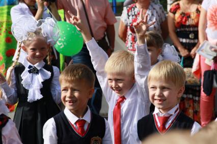 1 сентября в Барнауле, школьники на утренней линейке.