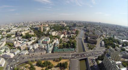 Виды Москвы. На снимке: Яузская улица и река Яуза.