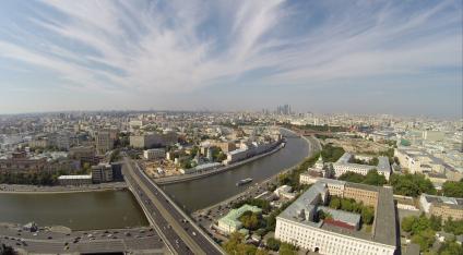 Виды Москвы. На снимке: Котельническая (слева), Москворецкая набережные (справа) и Большой Устьинский мост.