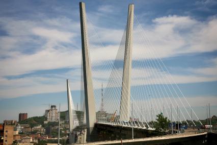 Золотой мост - вантовый мост через бухту Золотой Рог во Владивостоке.