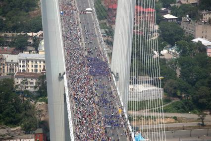 Флэш-моб `Я люблю Владивосток` 7 июля 2013 года на Золотом мосту во Владивостоке. 26 тысяч 904 горожан построились в три колонны и образовали государственный флаг России. Рекорд занесли в книгу рекордов Гиннеса