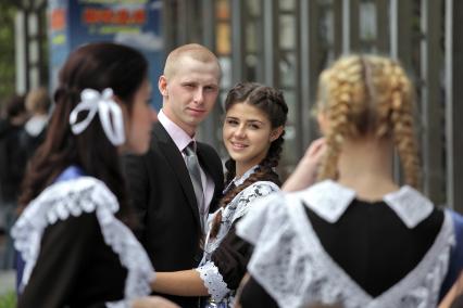 Выпускной. Выпускники гуляют по городу.