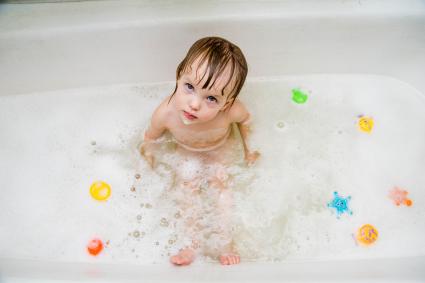 ребенок купается в ванной