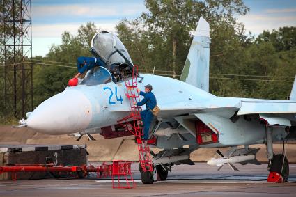 Авиатехники обслуживают самолет перед вылетом.