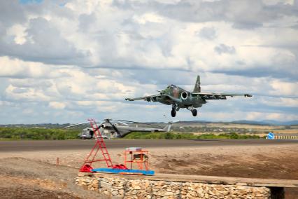 Военный штурмовик Су-25 `Грач`