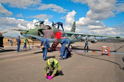 Военный штурмовик Су-25 `Грач`