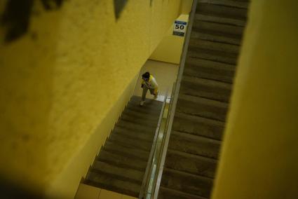 участник забега на небоскреб БЦ \"Высоцкий\" в Екатеринбурге 
бежит вверх по лестнице